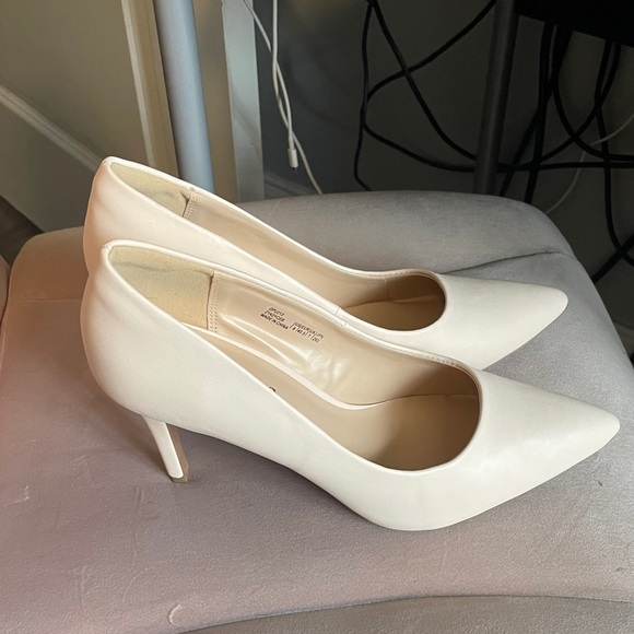 Dream Pairs Shoes - NWOT Dream Pairs Elegant Nude Heels
